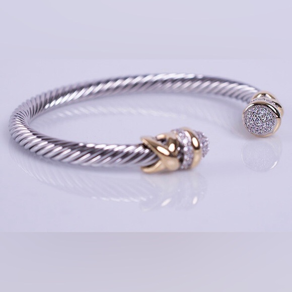 BEAUTIFUL CRYSTAL STATION BANGLE - Picture 1 of 8